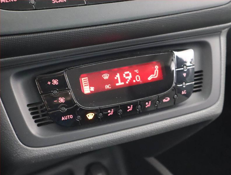 Seat Ibiza (2010) 1.4 16V, Serv.kniha, po STK - fotka 16 z 18