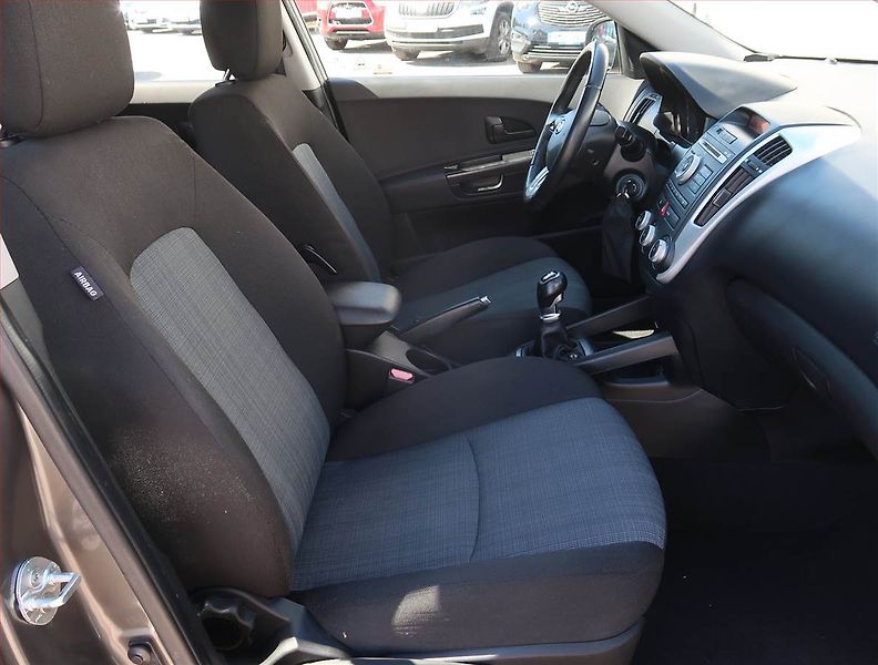Kia Ceed (2012) 1.4 CVVT, Park. senzory - fotka 9 z 17