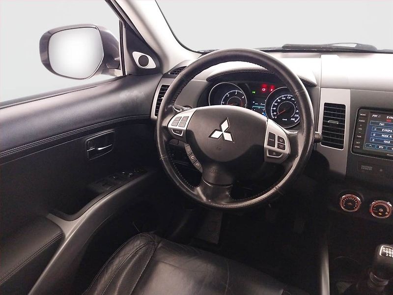 Mitsubishi Outlander (2011) 2.2 DI-D, 4X4, 7 míst - fotka 7 z 27