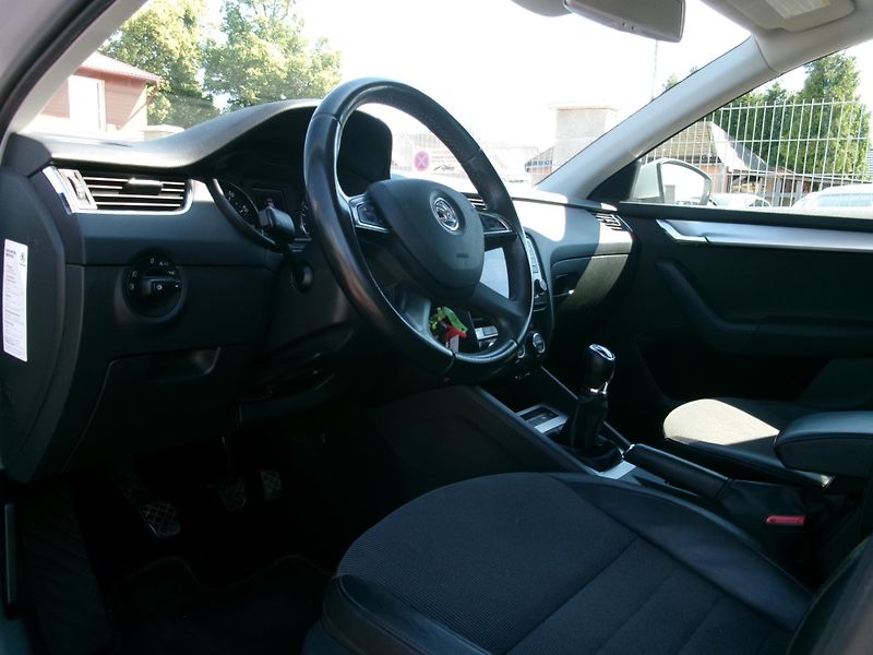 Škoda Octavia (2013) 1,4 TSI AC BT NAVI TEMP - fotka 33 z 38
