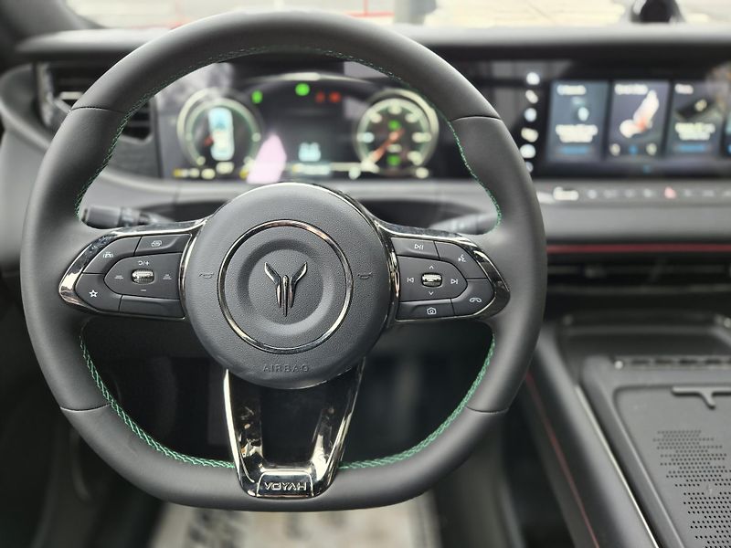 Voyah FREE 318 REV (2025) REV 318 AWD Hybrid - fotka 15 z 17