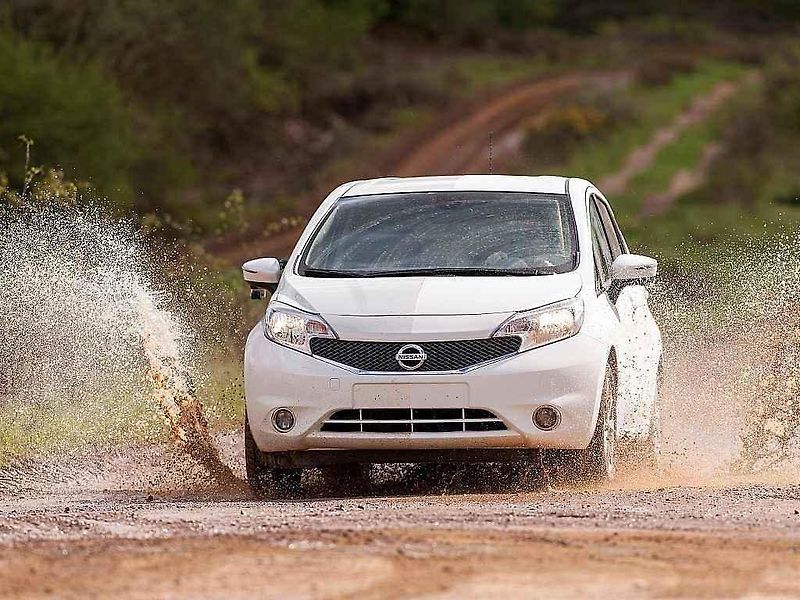 Nissan vyvinul prototyp vozu s nanolakem, který odpuzuje špínu.
