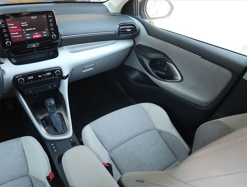 Toyota Yaris (2021) 1.5 VVT-i Hybrid, Automat - fotka 8 z 19