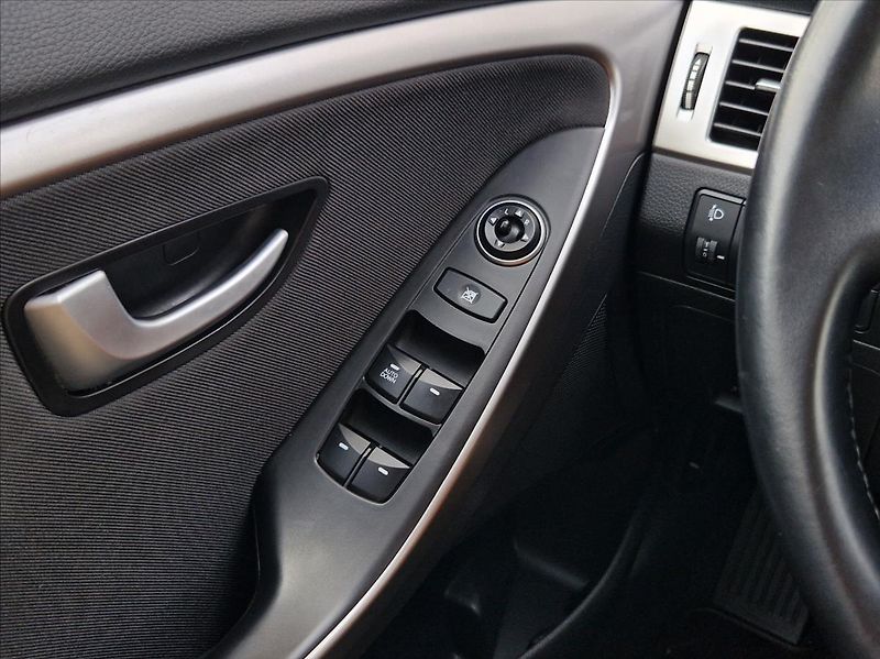 Hyundai i30 1,6 i 1.MAJITEL POUZ AUTORIZAK - fotka 31 z 32