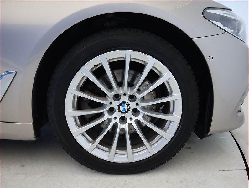 BMW Řada 5 (2018) Luxury Line 520d xDrive - fotka 15 z 20