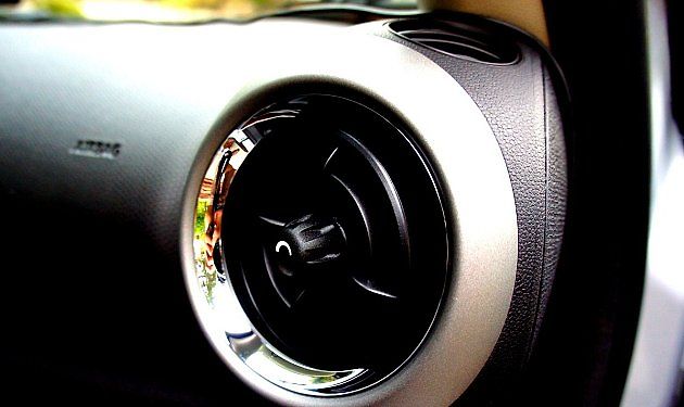 Proudění vzduchu z ventilace může telefonu při dlouhé letní cestě pomoci odvádět vznikající teplo., zdroj: Michael Sheehan, Wikimedia Commons, CC BY 2.0.