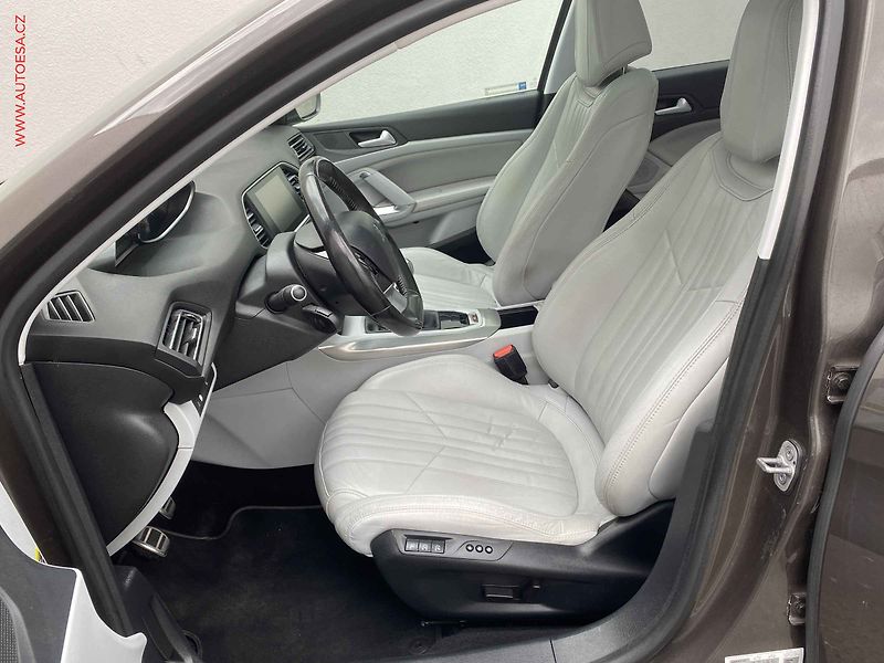 Peugeot 308 (2015) 1.2 PT, Allure, LED, panor - fotka 9 z 18