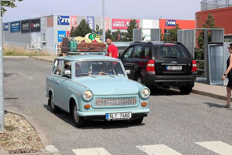 Setkání Jízdy veteránů. Cílem bylo parkoviště pod Ještědem, krátká zastávka proběhla na parkovišti OC Nisa Liberec.