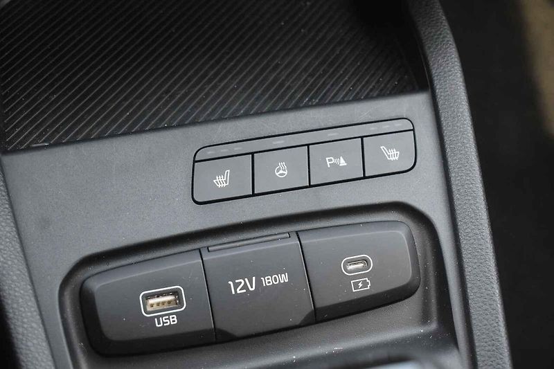 Kia Stonic je dostupné a dobře jezdící malé rodinné auto.