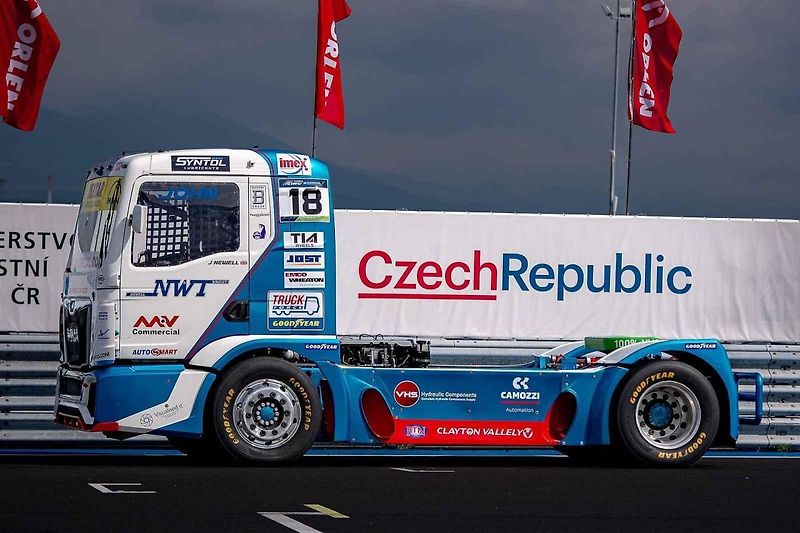 O víkendu se uskuteční jeden z vrcholů motoristické sezony na Autodromu Most. Pojedou se zde závody Czech Truck Prix a evropské série NASCAR. Ambasadorem podniku je vítěz letošní Dakar Rally Martin Macík. Foto: Se svolením Autodromu Most