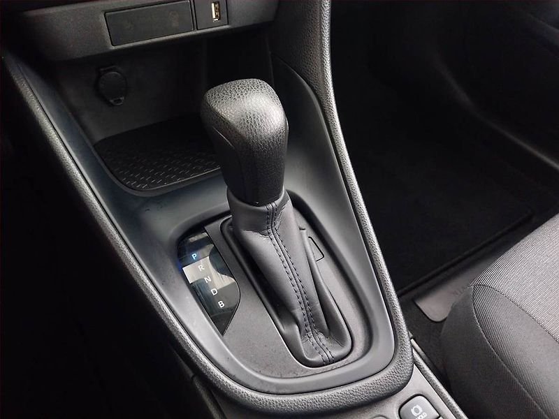 Toyota Yaris (2024) 1.5 Hybrid - fotka 13 z 17