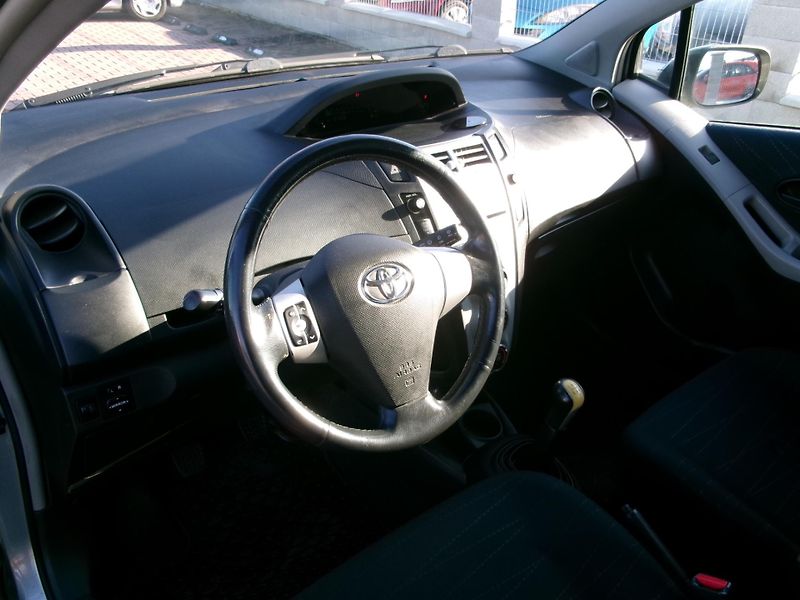 Toyota Yaris 1,0i KLIMA - fotka 18 z 22