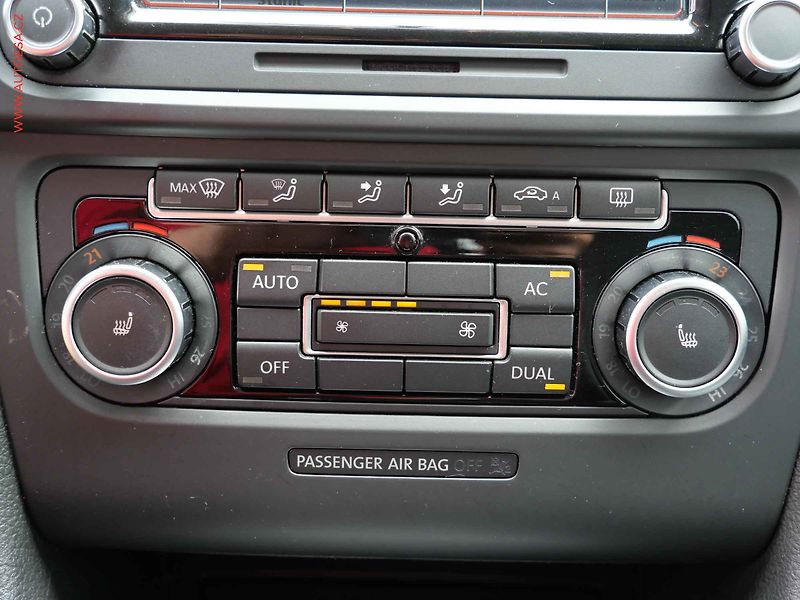 Volkswagen Golf (2010) 1.6TDi, Highline, DSG - fotka 15 z 18