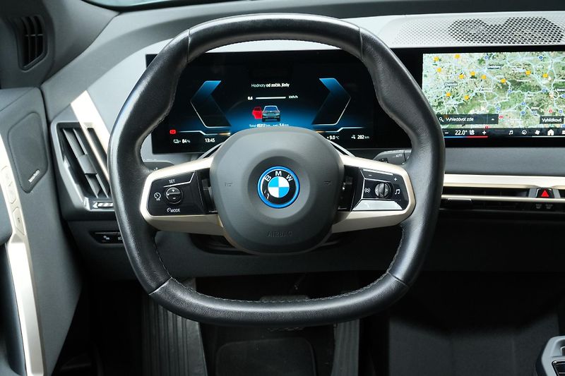BMW iX 40, SoH 96,8%, SkyLounge,Tažné - fotka 12 z 37