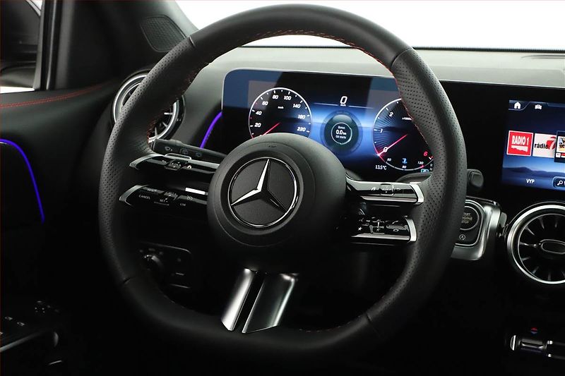 Mercedes-Benz GLB (2025) 200 d 4MATIC, AMG Line - fotka 22 z 25