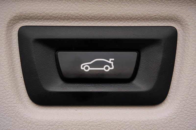 BMW Řada 3 330e xDrive, ACC, Tažné - fotka 37 z 39
