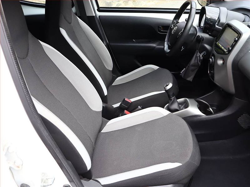 Toyota Corolla (2021) Style 2.0 Hybrid, Automat, ČR - fotka 7 z 13