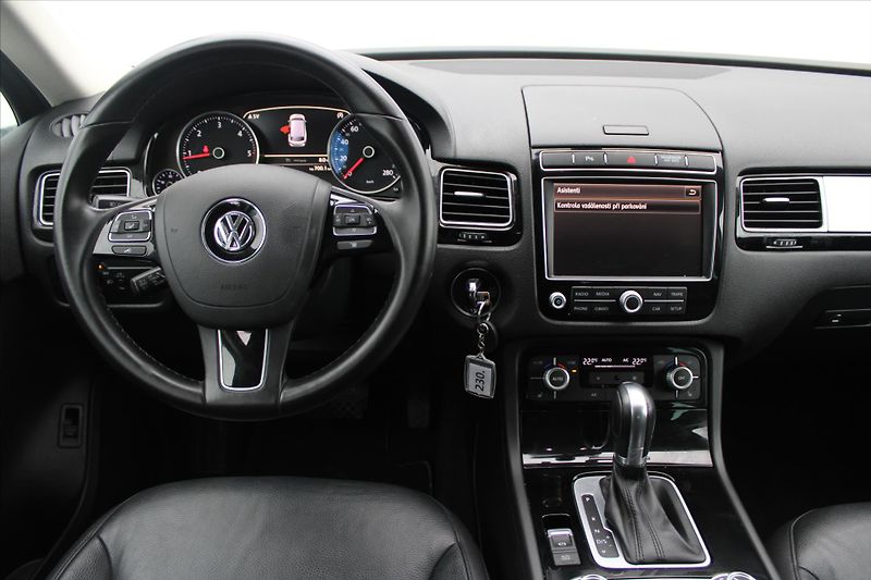 Volkswagen Touareg 3.0 TDI 193kW 4MOTION 1.MAJ ČR - fotka 15 z 24