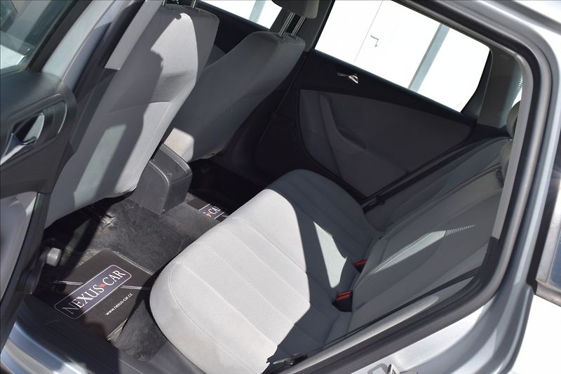 Volkswagen Passat 1,6 i 75KW PO SERVISE - fotka 15 z 41