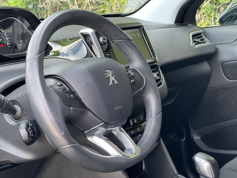 Peugeot 208 1.2i KLIMA PANORAMA TEMPOMAT - fotka 15 z 44