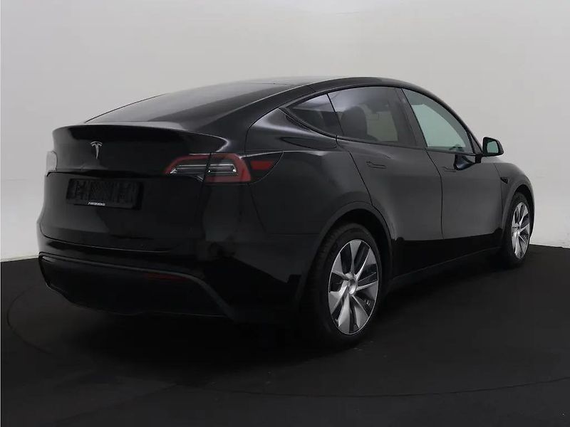 Tesla Model Y SR RWD LFP 220kW 1.Maj DPH - fotka 2 z 10