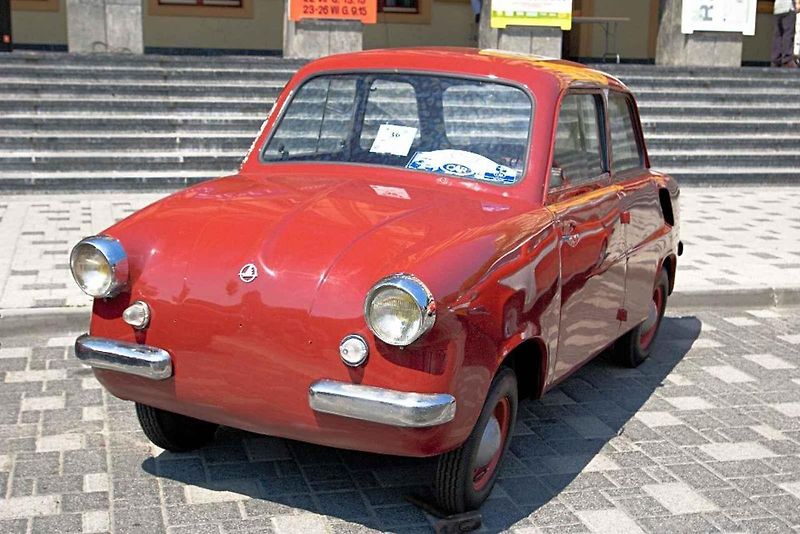 Počítalo se s tím, že to bude malé lidové vozítko za solidní peníze. Polské malé auto Mikrus MR-300, které se vyrábělo v letech 1957 až 1960.