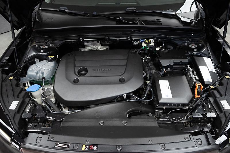 Volvo XC40 B4 AWD KAMERY360*HARMAN*ČR 1.M - fotka 35 z 42
