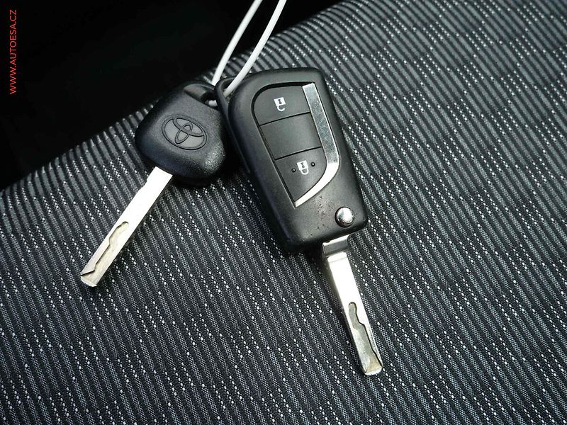Toyota Yaris (2014) 1.3 VVT- i, ČR, AC, park - fotka 17 z 18