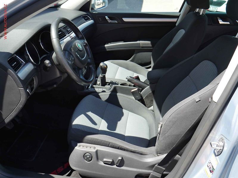 Škoda Superb (2012) 2.0 TDi, ČR, Ambition - fotka 9 z 22