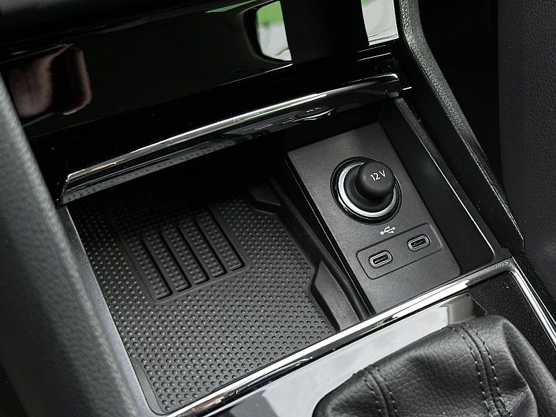 Škoda Karoq 2.0TDi 4x4 DSG 150PS TOP & Sel - fotka 38 z 49
