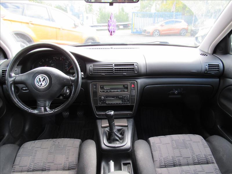 Volkswagen Passat 1,6 i 74kW Combi - fotka 11 z 24