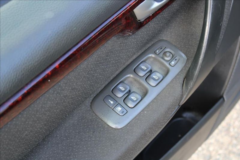 Volvo V70 2,4 D  D5, KLIMA, STK 8/2028 - fotka 16 z 26