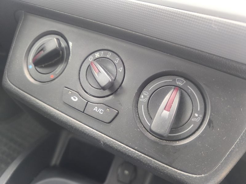 Seat Ibiza KRÁSNÁ,145KM,1.MAJITEL - fotka 10 z 16