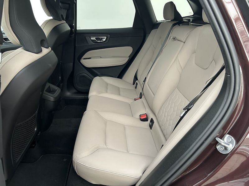 Volvo XC60 2.0 B5 4x4 PLUS DARK - fotka 12 z 30