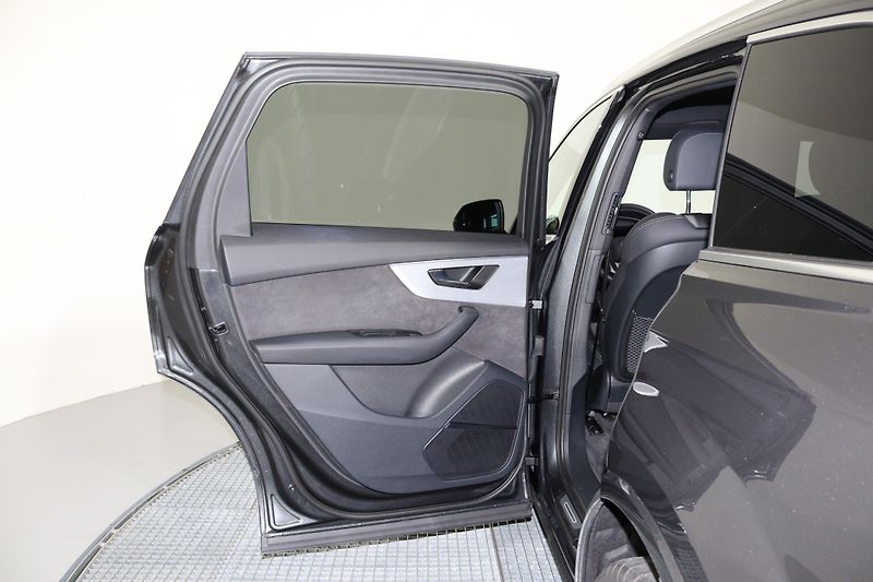 Audi Q7 Sline 50 TDI quattro tiptronic - fotka 13 z 26