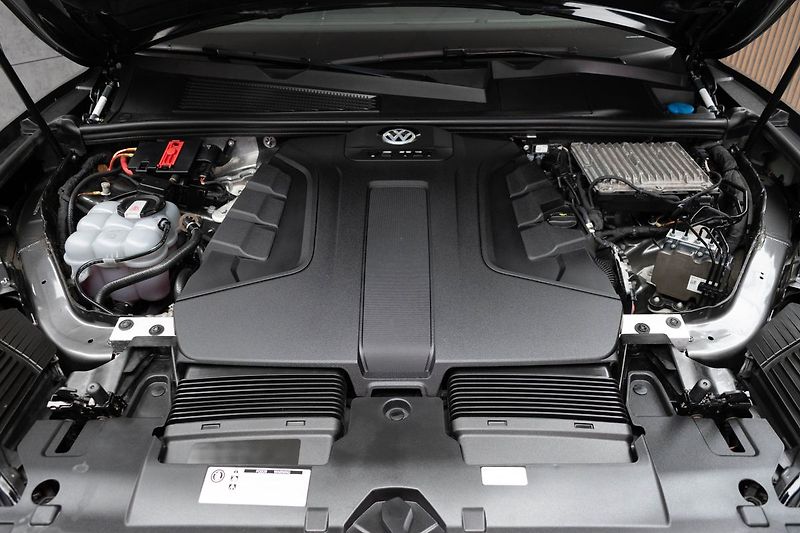 Volkswagen Touareg 3.0TDI R-LINE*TAŽNÉ*WEBASTO*ČR - fotka 43 z 49