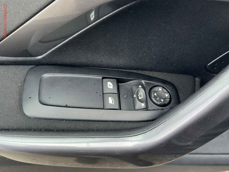 Peugeot 2008 (2017) 1.2 PT - fotka 11 z 19