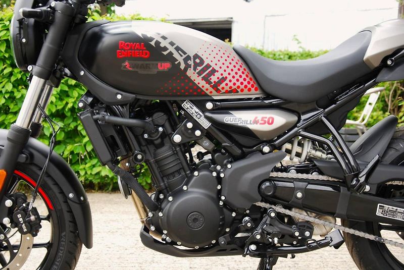 Royal Enfield (2026) Guerrilla 450 Apex Black - fotka 15 z 25