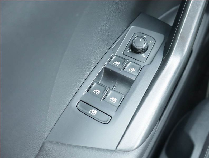 Volkswagen T-Cross (2023) 1.0 TSI, Navi, Park. senzory - fotka 18 z 19