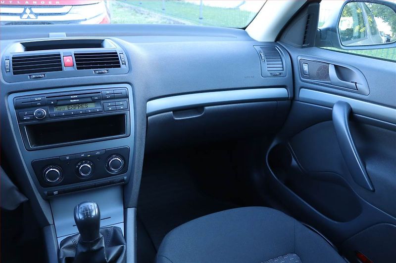 Škoda Octavia (2011) 1.6, Serv.kniha, Tempomat - fotka 8 z 19