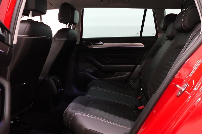 Volkswagen Passat TDI 147kW R-Line IQ NezTo ACC - fotka 8 z 25