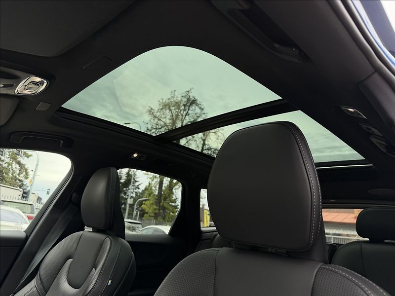 Volvo XC60 B4 2.0d 4X4 R-Design - fotka 25 z 29