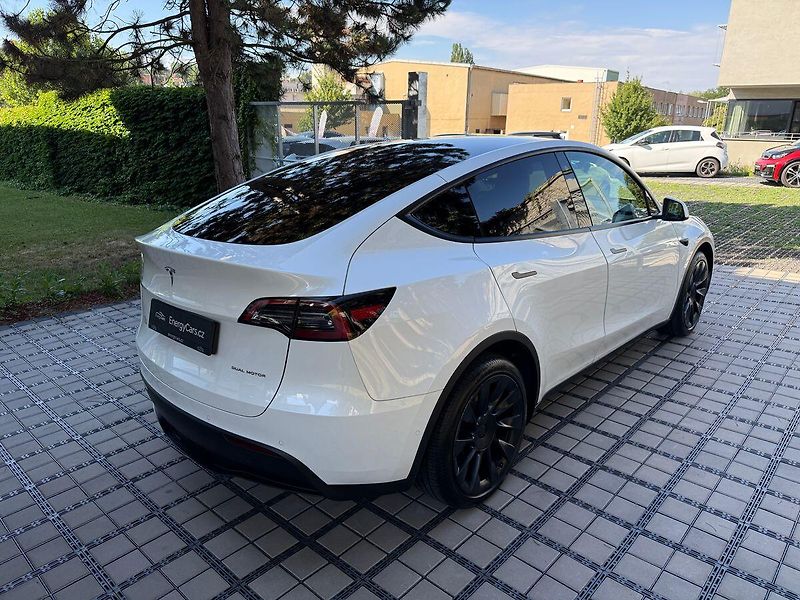 Tesla Model Y Long Range AWD - fotka 37 z 39