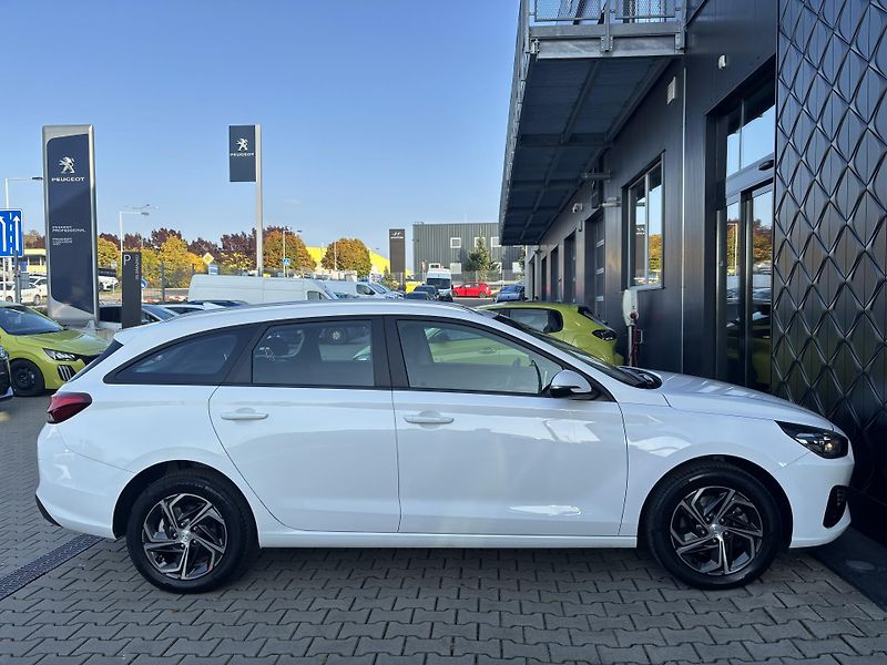 Hyundai i30 COMFORT 1.5 DPI 81 kW    - fotka 9 z 23