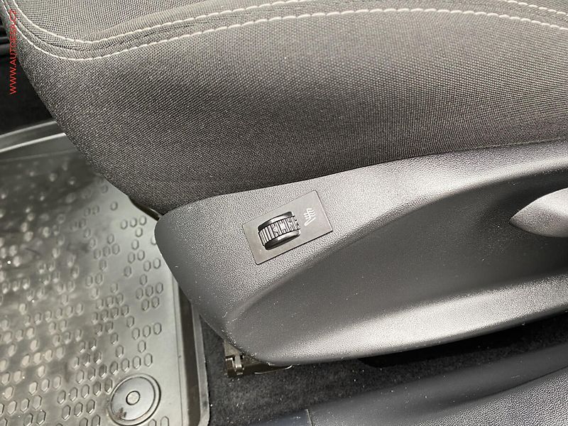 Peugeot 2008 (2018) 1.6 HDi, 2.maj,ČR, GT Line - fotka 14 z 17