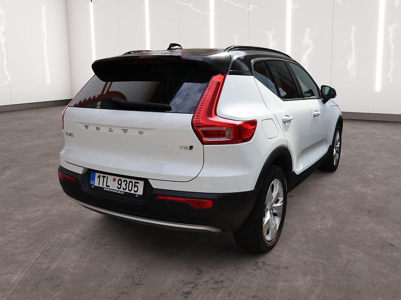 Volvo XC40 (2018) T4 AWD Momentum - fotka 4 z 23