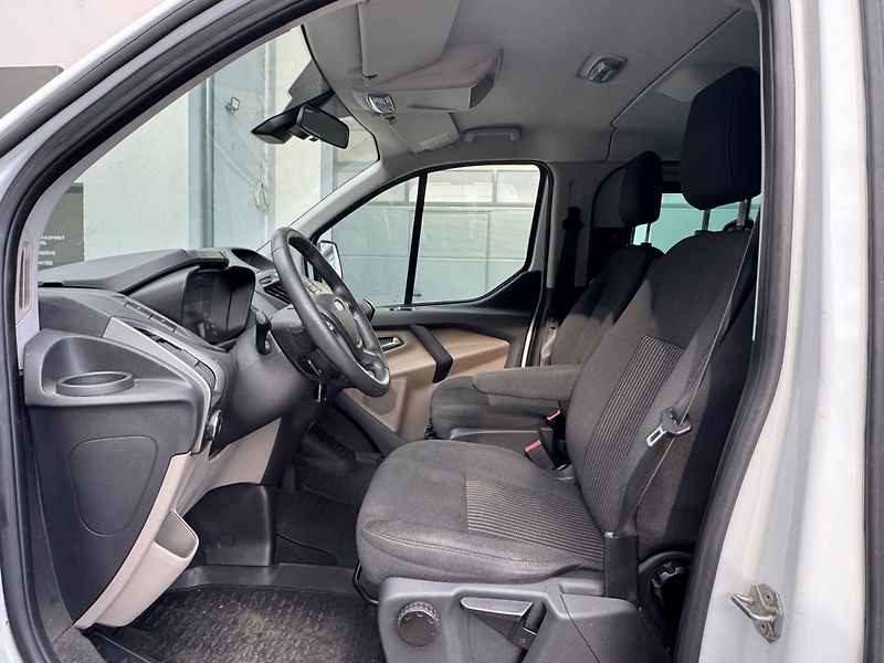 Ford Tourneo Custom (2013) 2.2 TDCi Trend, 8míst - fotka 9 z 30
