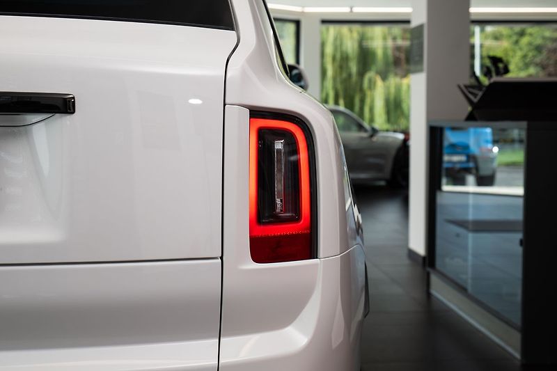Rolls-Royce Cullinan Black Badge/Bespoke/Starling r - fotka 35 z 38