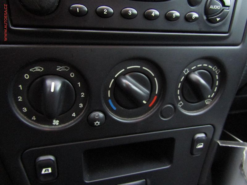 Citroën Xsara (2004) 1.4i, 2.maj,ČR, AC - fotka 11 z 13