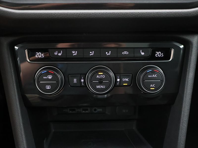 Volkswagen Tiguan Allspace 2,0 TSI 162kW DSG 4M LED 1.Maj - fotka 22 z 33